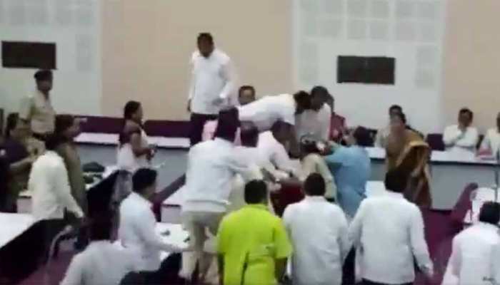 VIDEO : ओवैसी के पार्षद ने वाजपेयी को श्रद्धांजलि देने का किया विरोध, भाजपा पार्षदों ने की पिटाई VIDEO : ओवैसी के पार्षद ने वाजपेयी को श्रद्धांजलि देने का किया विरोध, भाजपा पार्षदों ने की पिटाई