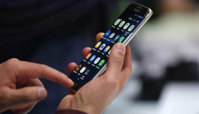 Samsung लॉन्च करेगी नया फोन Galaxy A, ये होंगी खूबियां Samsung लॉन्च करेगी नया फोन Galaxy A, ये होंगी खूबियां