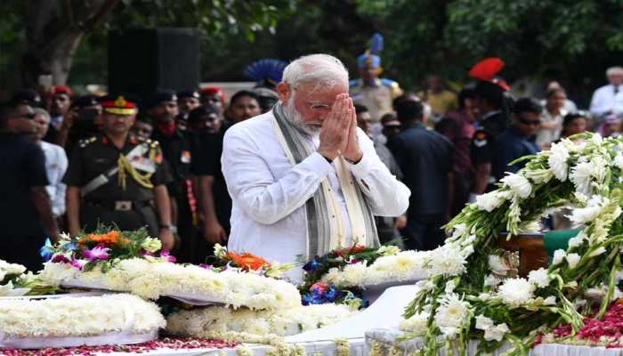 'अटल जी' को अंतिम विदाई देने के बाद पीएम मोदी ने किया भावुक ट्वीट 'अटल जी' को अंतिम विदाई देने के बाद पीएम मोदी ने किया भावुक ट्वीट