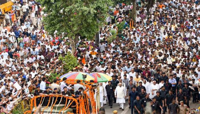 स्कूटर,बस, प्लेन किसी भी तरह वाजपेयी को अंतिम विदाई देने के लिए दिल्ली पहुंचे लोग स्कूटर,बस, प्लेन किसी भी तरह वाजपेयी को अंतिम विदाई देने के लिए दिल्ली पहुंचे लोग