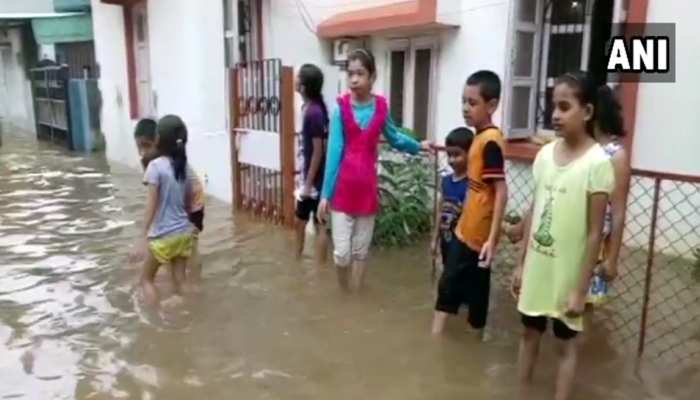 गुजरात: गोधरा में बाढ़ का खतरा, निचले इलाकों में भरा पानी गुजरात: गोधरा में बाढ़ का खतरा, निचले इलाकों में भरा पानी