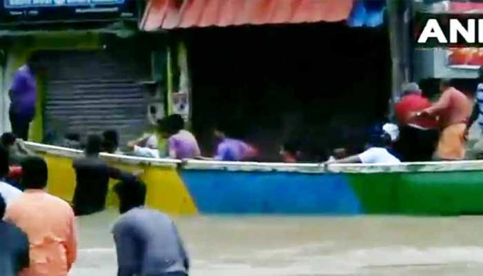 VIDEO: केरल की सड़कों पर चल रही है नाव, बारिश एक दिन में 100 से अधिक लोगों की मौत VIDEO: केरल की सड़कों पर चल रही है नाव, बारिश एक दिन में 100 से अधिक लोगों की मौत