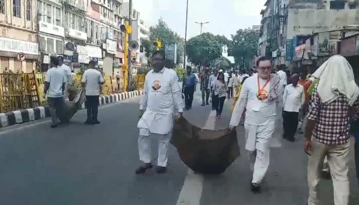 अटल जी की अंतिम यात्रा गुजर रही थी, और पीछे से बीजेपी कार्यकर्ता दे रहे थे अनोखा संदेश अटल जी की अंतिम यात्रा गुजर रही थी, और पीछे से बीजेपी कार्यकर्ता दे रहे थे अनोखा संदेश