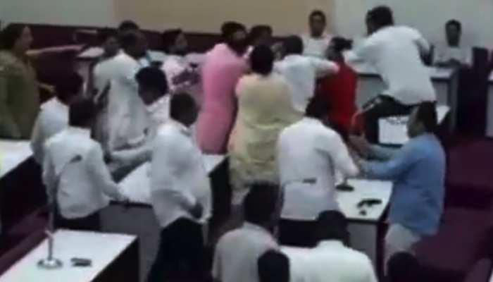 वाजपेयी को श्रद्धांजलि देने का विरोध करने वाले पार्षद से ओवैसी की पार्टी ने किया किनारा वाजपेयी को श्रद्धांजलि देने का विरोध करने वाले पार्षद से ओवैसी की पार्टी ने किया किनारा