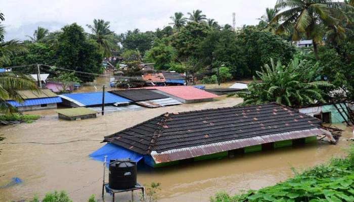 केरल में बाढ़ से तबाही, 80 हजार से अधिक लोग हुए बेघर केरल में बाढ़ से तबाही, 80 हजार से अधिक लोग हुए बेघर