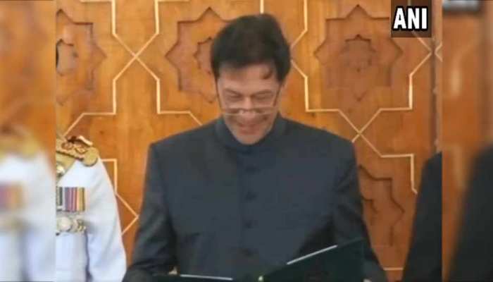 शपथ ग्रहण के दौरान कई बार अटके और मुस्कुरा दिए पाकिस्तान के नए PM इमरान खान, देखें VIDEO शपथ ग्रहण के दौरान कई बार अटके और मुस्कुरा दिए पाकिस्तान के नए PM इमरान खान, देखें VIDEO