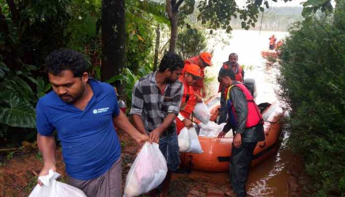 केरल में बाढ़ से तबाही, NDRF ने चलाया अब तक का सबसे बड़ा राहत और बचाव अभियान केरल में बाढ़ से तबाही, NDRF ने चलाया अब तक का सबसे बड़ा राहत और बचाव अभियान