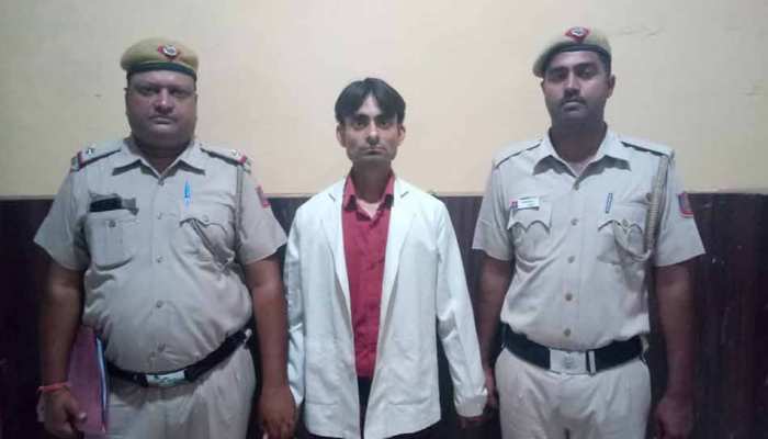 दिल्ली पुलिस के हत्थे चढ़ा एम्स का फर्जी डॉक्टर, पत्नी का करा रहा था इलाज दिल्ली पुलिस के हत्थे चढ़ा एम्स का फर्जी डॉक्टर, पत्नी का करा रहा था इलाज