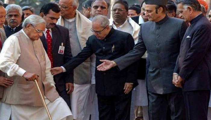 जब अटल बिहारी वाजपेयी को प्रणब मुखर्जी के कुत्ते ने काट लिया था... जब अटल बिहारी वाजपेयी को प्रणब मुखर्जी के कुत्ते ने काट लिया था...