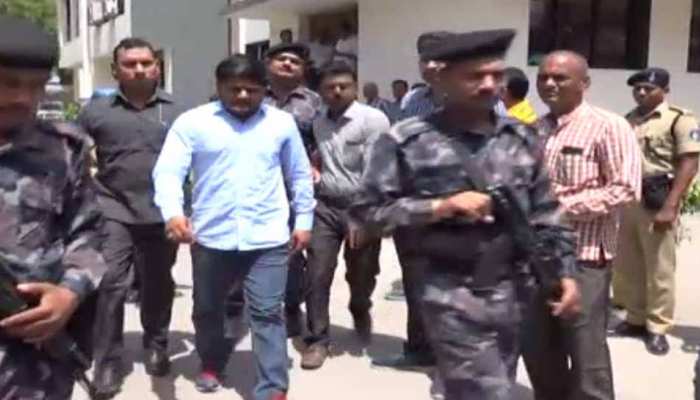 हार्दिक पटेल को गुजरात पुलिस ने लिया हिरासत में, क्या फिर भड़केगा पटेल आंदोलन हार्दिक पटेल को गुजरात पुलिस ने लिया हिरासत में, क्या फिर भड़केगा पटेल आंदोलन