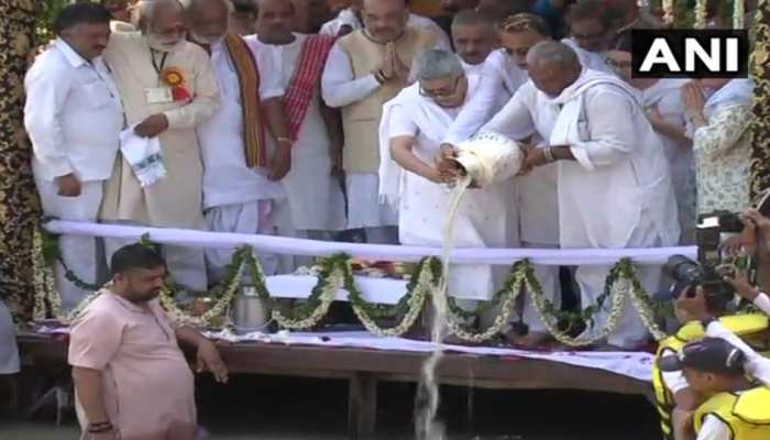 हरिद्वार : बेटी नमिता ने गंगा में प्रवाहित कीं अटल जी की अस्थियां हरिद्वार : बेटी नमिता ने गंगा में प्रवाहित कीं अटल जी की अस्थियां