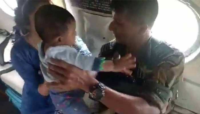 VIDEO : केरल की भीषण बाढ़ में एयरफोर्स ने मां और उसके बच्चे को निकालकर जीता दिल VIDEO : केरल की भीषण बाढ़ में एयरफोर्स ने मां और उसके बच्चे को निकालकर जीता दिल