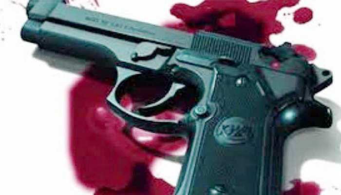 परिवार को बंधक बनाने वाला हिस्ट्रीशीटर मारा गया, इतने पुलिसवाले हुए घायल परिवार को बंधक बनाने वाला हिस्ट्रीशीटर मारा गया, इतने पुलिसवाले हुए घायल
