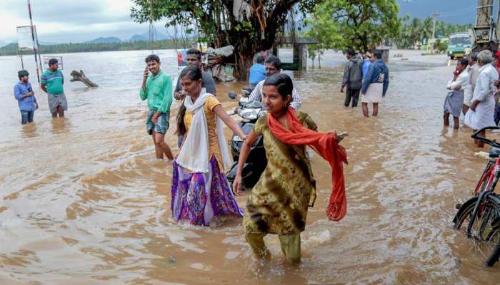 दिल्ली में हल्की तो पूर्वी उत्तर प्रदेश में भारी बारिश के आसार, कर्नाटक-केरल में हालात गंभीर दिल्ली में हल्की तो पूर्वी उत्तर प्रदेश में भारी बारिश के आसार, कर्नाटक-केरल में हालात गंभीर
