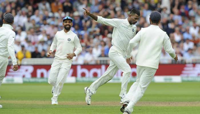 INDvsENG 3rd Test Day 2 : टीम इंडिया को मिलने लगी जीत की खुशबू INDvsENG 3rd Test Day 2 : टीम इंडिया को मिलने लगी जीत की खुशबू