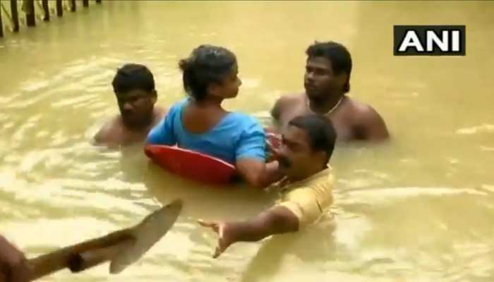 केरल में बाढ़ से अब तक 370 लोगों की मौत, राहत शिविरों में 7 लाख से अधिक लोग केरल में बाढ़ से अब तक 370 लोगों की मौत, राहत शिविरों में 7 लाख से अधिक लोग