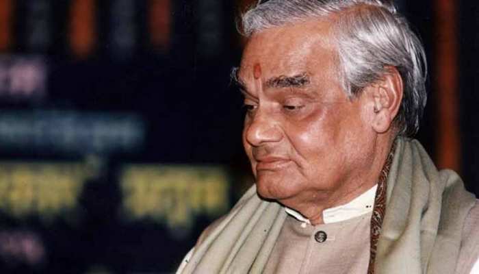 वाजपेयी पर भद्दा कमेंट कर बुरे फंसे 'सरकारी बाबू', पहुंचे हवालात वाजपेयी पर भद्दा कमेंट कर बुरे फंसे 'सरकारी बाबू', पहुंचे हवालात