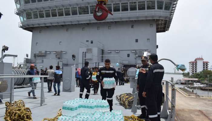केरल: नौसेना का जहाज INS दीपक 18 टन खाद्य सामग्री लेकर कोचीन पोर्ट पहुंचा केरल: नौसेना का जहाज INS दीपक 18 टन खाद्य सामग्री लेकर कोचीन पोर्ट पहुंचा