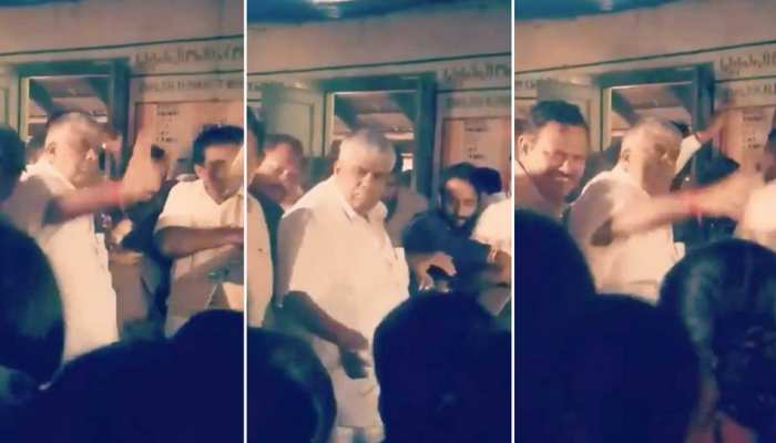 Video: कर्नाटक के मंत्री ने बाढ़ पीड़ितों को फेंक कर दिया खाना, लोगों ने छूने से किया मना Video: कर्नाटक के मंत्री ने बाढ़ पीड़ितों को फेंक कर दिया खाना, लोगों ने छूने से किया मना