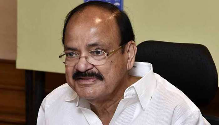 केरल बाढ़ : उपराष्ट्रपति नायडू ने राहत कार्यों के लिए दिया एक महीने का वेतन केरल बाढ़ : उपराष्ट्रपति नायडू ने राहत कार्यों के लिए दिया एक महीने का वेतन
