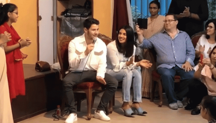 Video:निक जोनास ने अनाथ बच्चों के लिए गाया गाना, देखती रह गईं प्रियंका चोपड़ा Video:निक जोनास ने अनाथ बच्चों के लिए गाया गाना, देखती रह गईं प्रियंका चोपड़ा