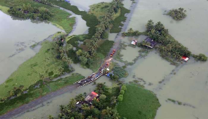 केरल: बाढ का पानी घटने के बाद घरों में लौट रहे लोगों का सांपों से हो रहा है सामना केरल: बाढ का पानी घटने के बाद घरों में लौट रहे लोगों का सांपों से हो रहा है सामना