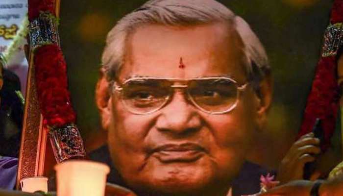 हैदराबाद: वाजपेयी की अस्थियां गोदावरी और मुसी नदियों में प्रवाहित की जाएंगी हैदराबाद: वाजपेयी की अस्थियां गोदावरी और मुसी नदियों में प्रवाहित की जाएंगी
