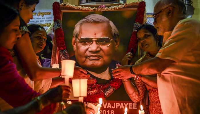 महाराष्ट्र की 13 यूनिवर्सिटी में वाजपेयी के नाम पर पीठ स्थापित करेगी फडणवीस सरकार महाराष्ट्र की 13 यूनिवर्सिटी में वाजपेयी के नाम पर पीठ स्थापित करेगी फडणवीस सरकार