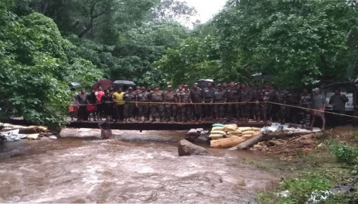 बाढ़ से तबाह हुए केरल के पुनर्निर्माण में जुटी सेना, चंद घंटों में तैयार किए 18 अस्थाई पुल बाढ़ से तबाह हुए केरल के पुनर्निर्माण में जुटी सेना, चंद घंटों में तैयार किए 18 अस्थाई पुल