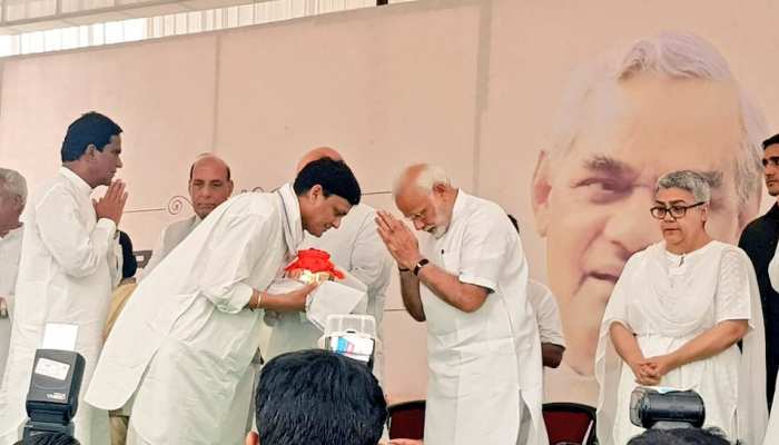 अटल जी की अस्थि कलश यात्रा पर राजनीति तेज, RJD ने कहा- BJP-RSS के लोग मुंडन कराए अटल जी की अस्थि कलश यात्रा पर राजनीति तेज, RJD ने कहा- BJP-RSS के लोग मुंडन कराए