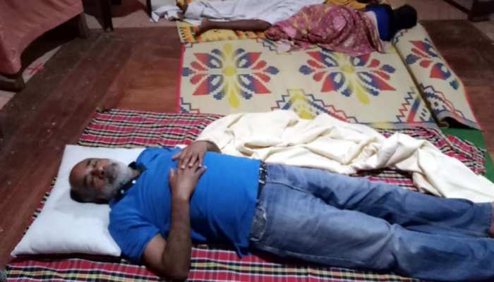 बाढ़ ग्रस्त केरल के राहत शिविर में सोए केंद्रीय मंत्री, ट्विटर पर हुए TROLL बाढ़ ग्रस्त केरल के राहत शिविर में सोए केंद्रीय मंत्री, ट्विटर पर हुए TROLL