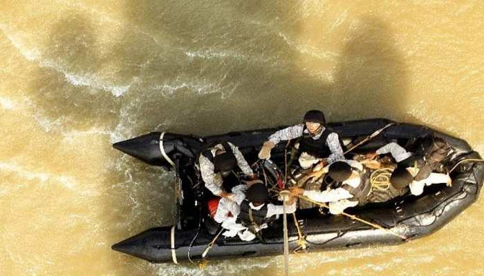केरल : नौसेना ने अपना बचाव अभियान किया बंद,16005 लोगों को बचाया केरल : नौसेना ने अपना बचाव अभियान किया बंद,16005 लोगों को बचाया