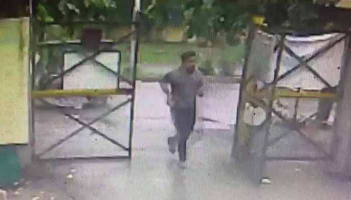 दिल्ली में SHO के बेटे से बंदूक की नोंक पर कार लूटकर भागा बदमाश दिल्ली में SHO के बेटे से बंदूक की नोंक पर कार लूटकर भागा बदमाश