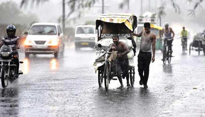 दिल्ली-एनसीआर में झमाझम बारिश, लोगों को उमस और गर्मी से मिली राहत दिल्ली-एनसीआर में झमाझम बारिश, लोगों को उमस और गर्मी से मिली राहत