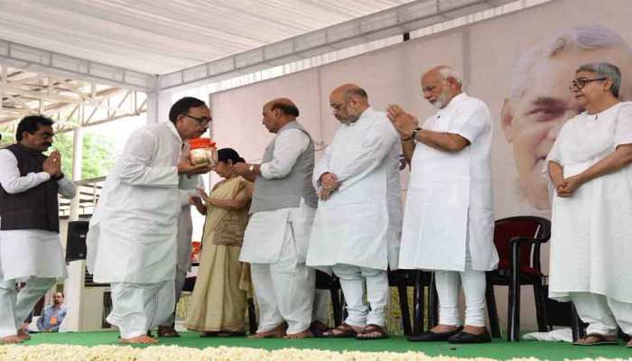 आज देश की 100 नदियों में प्रवाहित की जाएंगी अटल जी की अस्थियां आज देश की 100 नदियों में प्रवाहित की जाएंगी अटल जी की अस्थियां