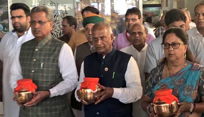 राजस्थान पहुंचा अटल बिहारी वाजपेयी का अस्थि कलश, आज किया जाएगा विसर्जन राजस्थान पहुंचा अटल बिहारी वाजपेयी का अस्थि कलश, आज किया जाएगा विसर्जन