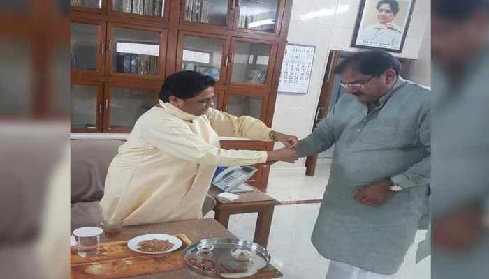 मायावती ने इस नेता को बनाया भाई, बांधी राखी मायावती ने इस नेता को बनाया भाई, बांधी राखी