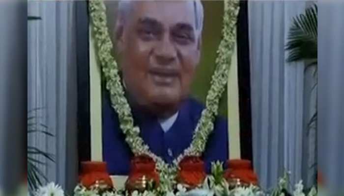 बिहारः वाजपेयी की अस्थियां 11 नदियों में होगी प्रवाहित, पटना से रवाना हुई अस्थि कलश यात्रा बिहारः वाजपेयी की अस्थियां 11 नदियों में होगी प्रवाहित, पटना से रवाना हुई अस्थि कलश यात्रा