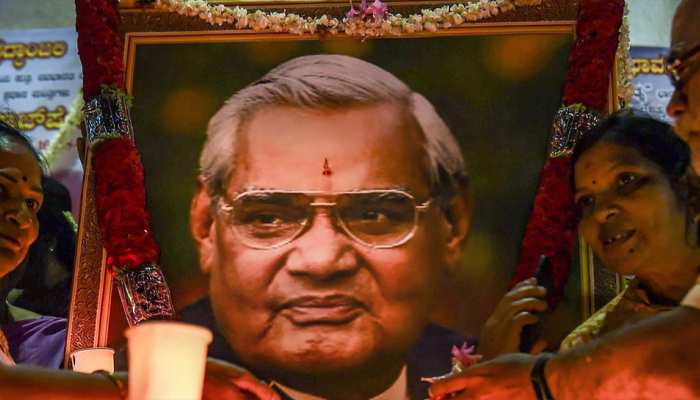 अटल जी के अस्थि कलश को लेकर पश्चिम बंगाल बीजेपी गंगासागर हुई रवाना अटल जी के अस्थि कलश को लेकर पश्चिम बंगाल बीजेपी गंगासागर हुई रवाना