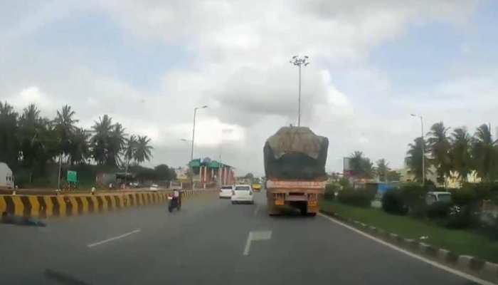 VIDEO: टक्कर लगने से सड़क पर गिए गए मां-बाप, चलती बाइक पर बैठा रहा बच्चा VIDEO: टक्कर लगने से सड़क पर गिए गए मां-बाप, चलती बाइक पर बैठा रहा बच्चा