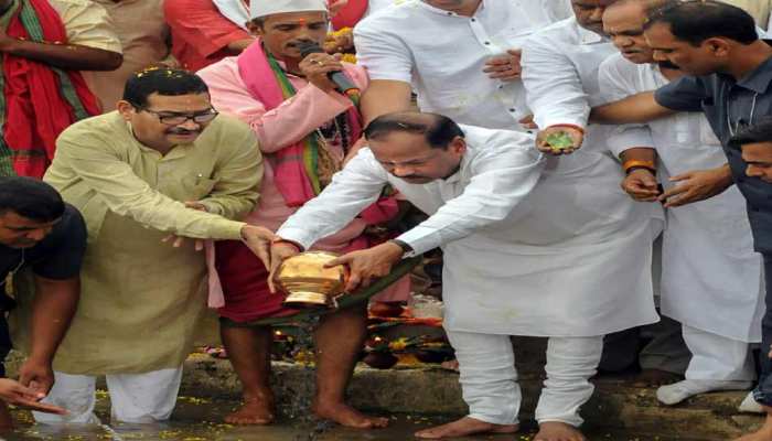 रांची: CM ने 11 किलोमीटर पैदल चल कर स्वर्ण रेखा नदी में वाजपेयी की अस्थियां प्रवाहित की रांची: CM ने 11 किलोमीटर पैदल चल कर स्वर्ण रेखा नदी में वाजपेयी की अस्थियां प्रवाहित की
