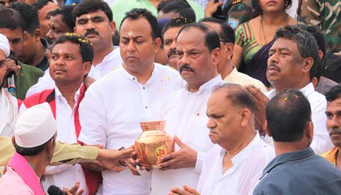 झारखंड : सरकारी स्कूल के सिलेबस में शामिल होगी अटल जी की जीवनी, कांग्रेस ने उठाए सवाल झारखंड : सरकारी स्कूल के सिलेबस में शामिल होगी अटल जी की जीवनी, कांग्रेस ने उठाए सवाल