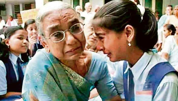 VIRAL: 11 साल पुरानी है दादी-पोती की भावुक कर देने वाली यह फोटो, जानें क्या है पूरा सच... VIRAL: 11 साल पुरानी है दादी-पोती की भावुक कर देने वाली यह फोटो, जानें क्या है पूरा सच...