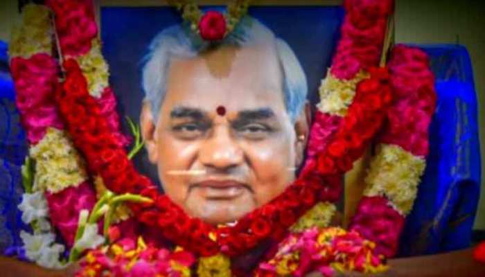 कोलकाता: गंगासागर में प्रवाहित की गईं वाजपेयी की अस्थियां कोलकाता: गंगासागर में प्रवाहित की गईं वाजपेयी की अस्थियां