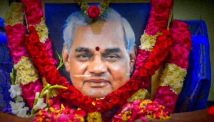 MP: मोक्षदायिनी शिप्रा में विसर्जित हुईं अटल बिहारी वाजपेयी की अस्थियां MP: मोक्षदायिनी शिप्रा में विसर्जित हुईं अटल बिहारी वाजपेयी की अस्थियां