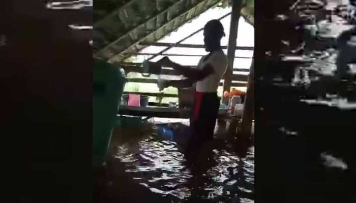 VIDEO : केरल की बाढ़ में घुटनों तक पानी में खड़े होकर चाय देने का हुनर देखा आपने! VIDEO : केरल की बाढ़ में घुटनों तक पानी में खड़े होकर चाय देने का हुनर देखा आपने!