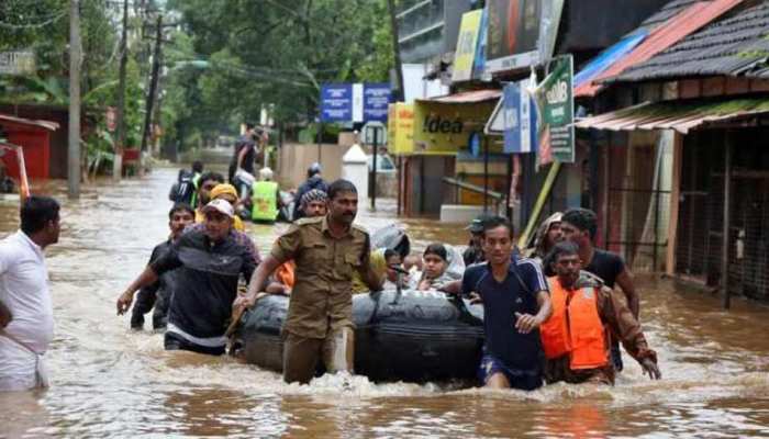 केरल में बाढ़ पीड़ितों की मदद के लिए आगे आया बॉलीवुड, सभी से की आगे आने की अपील केरल में बाढ़ पीड़ितों की मदद के लिए आगे आया बॉलीवुड, सभी से की आगे आने की अपील