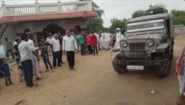 अजब-गजब: 35 साल पहले दादा चुरा ले गए थे जीप, पोते ने घर जाकर लौटाई अजब-गजब: 35 साल पहले दादा चुरा ले गए थे जीप, पोते ने घर जाकर लौटाई