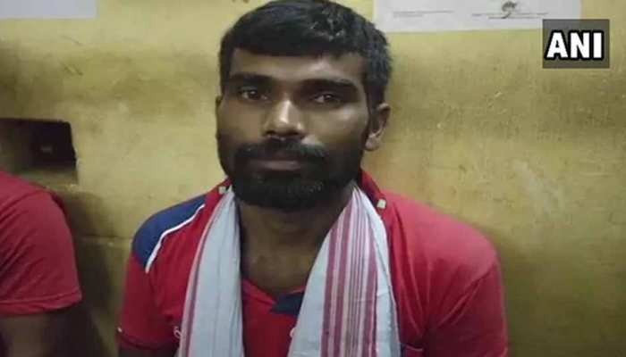 किसिंग बाबा पुलिस की पकड़ में, 'चमत्कारी चुंबन' से महिलाओं की बीमारी ठीक करने का करता था दावा किसिंग बाबा पुलिस की पकड़ में, 'चमत्कारी चुंबन' से महिलाओं की बीमारी ठीक करने का करता था दावा