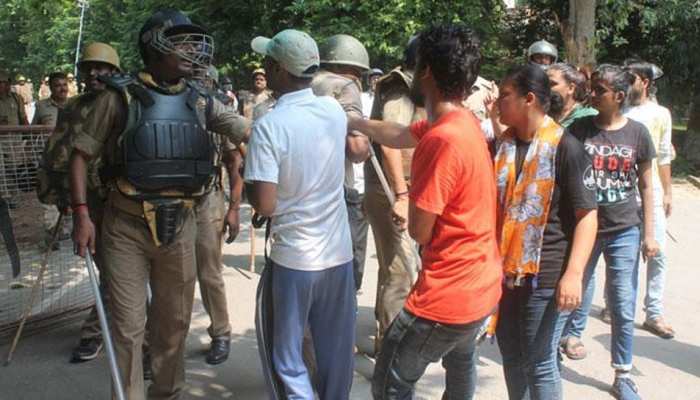 शाहजहांपुर में उपद्रव, 70 से ज्यादा लोगों के खिलाफ मुकदमा दर्ज शाहजहांपुर में उपद्रव, 70 से ज्यादा लोगों के खिलाफ मुकदमा दर्ज
